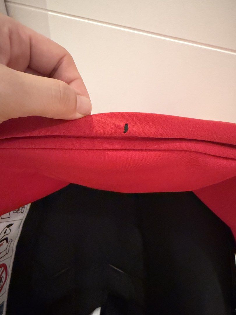 Doona Car Seat & Stroller Red Black (Category: Strollers) located in Mandaluyong City. Submitted by mamaseller1829 (Listing ID 1470799719, Image 3). Description: Used only for 10 months Already deep cleaned this Inclusion: • car seat protector Missing items: • newborn cushion • rain cover Original price: ₱26,999 SELLING PRICE: ₱8,000 - Authentic Doona infant car seat that transforms into a stroller in seconds - Color: Sleek black with a vibrant r