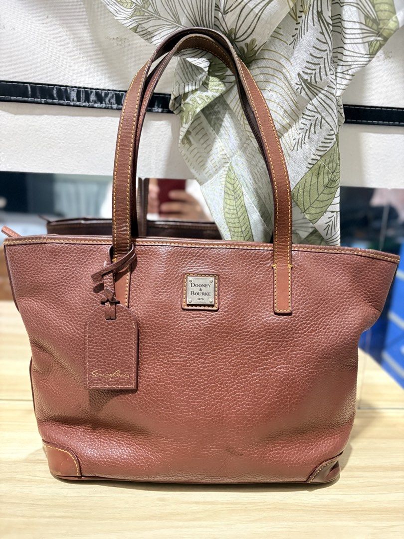 Dooney and bourke tote bag (Category: Tote Bags) located in Quezon City. Submitted by closetavenue (Listing ID 1470850549, Image 1). Description: .