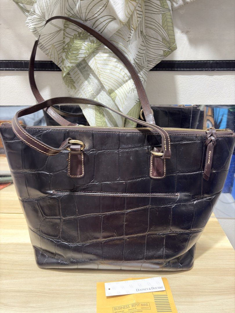 Dooney and bourke tote bag (Category: Tote Bags) located in Quezon City. Submitted by closetavenue (Listing ID 1470854679, Image 3). Description: .