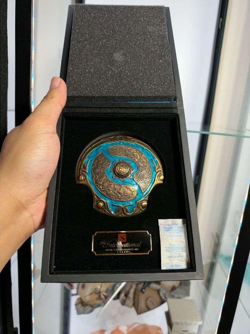 Dota 2- 2017 Aegis 2018 Aegis + Roshan (Category: Figurines & Statues) located in Tuguegarao City. Submitted by gtcollects (Listing ID 1470893009, Image 2). Description: 2017 Aegis 2018 Aegis 2018 Roshan Includes their Art box and Brown box, Never na-display, binuksan lang para i-picture for sale listing. Take all 18000 free shipping via LBC. MM fee yours..