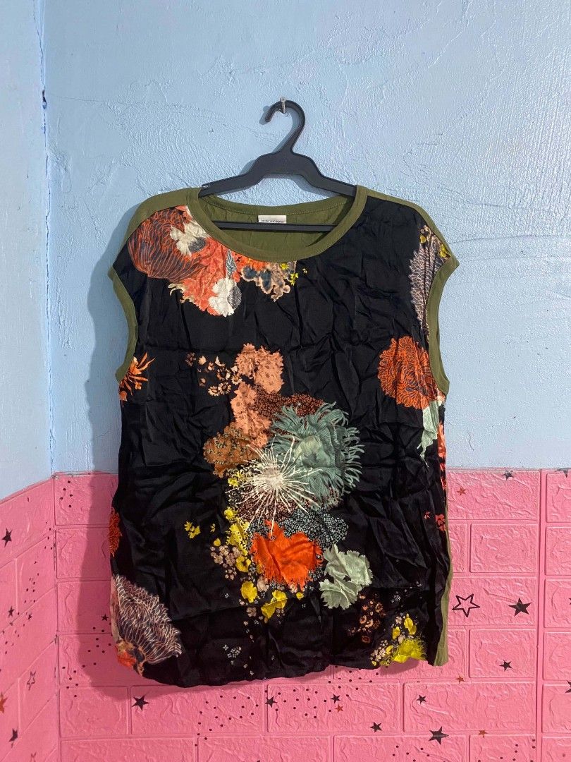 Dries Van Noten Spring/Summer 2017 collection. (Category: Luxury Apparel) located in Cagayan de Oro. Submitted by swagdealer (Listing ID 1470867684, Image 1). Description: no issues width 21 length 25.5.