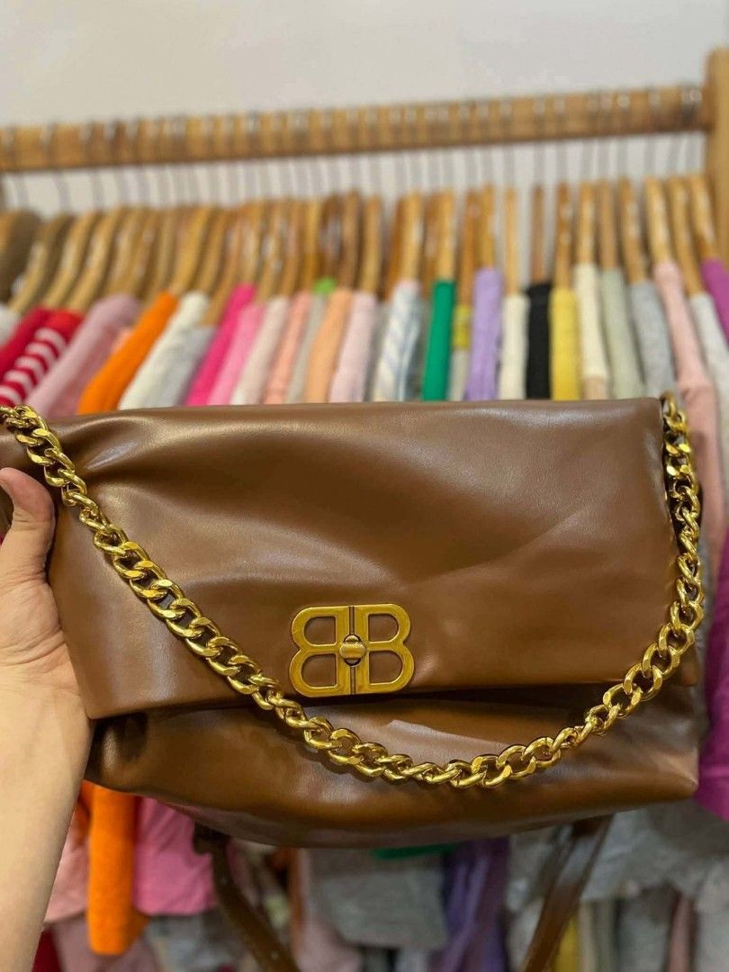 Elegant Brown Shoulder Bag (Category: Shoulder Bags) located in Taguig. Submitted by lmluxboutique (Listing ID 1470749389, Image 2). Description: Elegantg Women's Luxury Shoulder Bag ​Style: Chic, Elegant, and Versatile ​Color: Rich Brown / Tan with Polished Gold-Tone Hardware ​Material & Texture: Crafted from high-quality, soft-touch faux leather featuring a supple, slouchy silhouette. The fine craftsmanship delivers a classy and sophisticated l