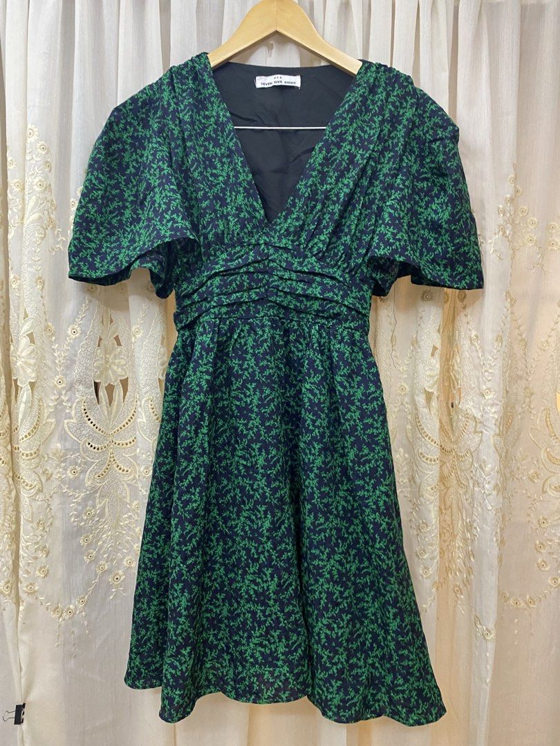 Emerald Green Midi Dress (Category: Dresses) located in Trece Martires City. Submitted by reloveandrestyle (Listing ID 1470856282, Image 2). Description: -Midi Dress -Fit to S-M -Super classy and elegant -V-neckline, flutter sleeves -a ruched/shirred empire waistline, -botanical print over a black base..