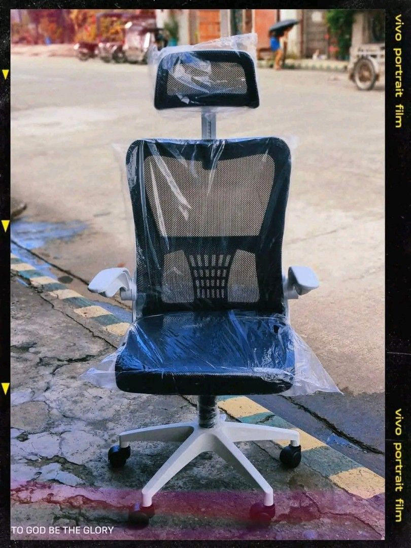 ERGONOMIC OFFICE CHAIR WITH HEAD REST AND ARM REST (Category: Chairs) located in Manila. Submitted by bambooreye87652 (Listing ID 1470878652, Image 1). Description: .