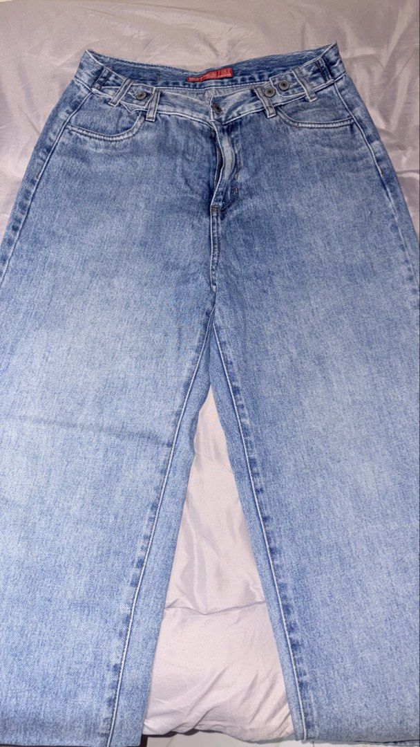 ESE-Y Jeans Light Wash Denim (Category: Jeans) located in Quezon City. Submitted by shrlane (Listing ID 1470887299, Image 1). Description: - Brand: ESE-Y Jeans - Wash/Color: Light wash, classic blue - Fit: Regular fit - Features: Belt loops, front pockets, button waist closure, and a stylish red interior label -Size 27-28 waist.