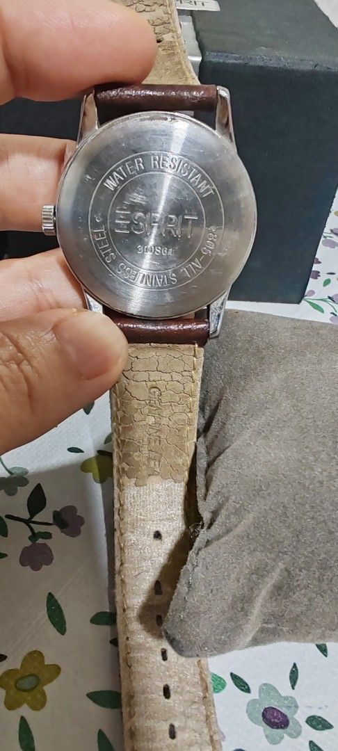 Esprit ES100S61004 Quartz Watch with Brown Leather Strap (Category: Women's Watches) located in Makati City. Submitted by plazatienda (Listing ID 1470748185, Image 2). Description: - Brand/Model: Esprit ES100S61004 - Movement: Battery quartz movement for accurate timekeeping - Dial: Black dial with numerical markers at 12, 6, and 9, plus a convenient date window at 3 o'clock - Case: Stainless steel circular silver case - Strap: Original strap rep