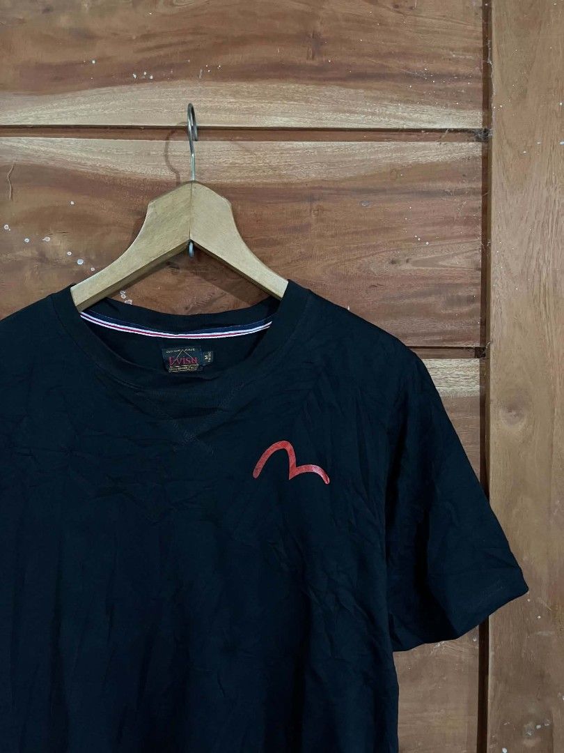 EVISU TEE (Category: Formal Shirts) located in Tagum. Submitted by danelle_closet1106 (Listing ID 1470774873, Image 3). Description: GOOD AS NEW 10/10 color rate size:medium to small kasya issue: yung parang balahibo nang tela nakadikit sa print walang basag print.