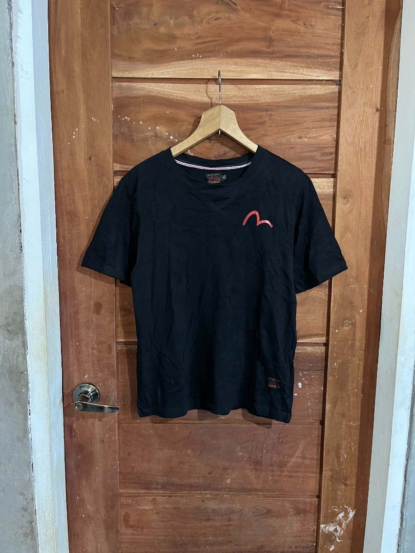 EVISU TEE (Category: Formal Shirts) located in Tagum. Submitted by danelle_closet1106 (Listing ID 1470774873, Image 2). Description: GOOD AS NEW 10/10 color rate size:medium to small kasya issue: yung parang balahibo nang tela nakadikit sa print walang basag print.