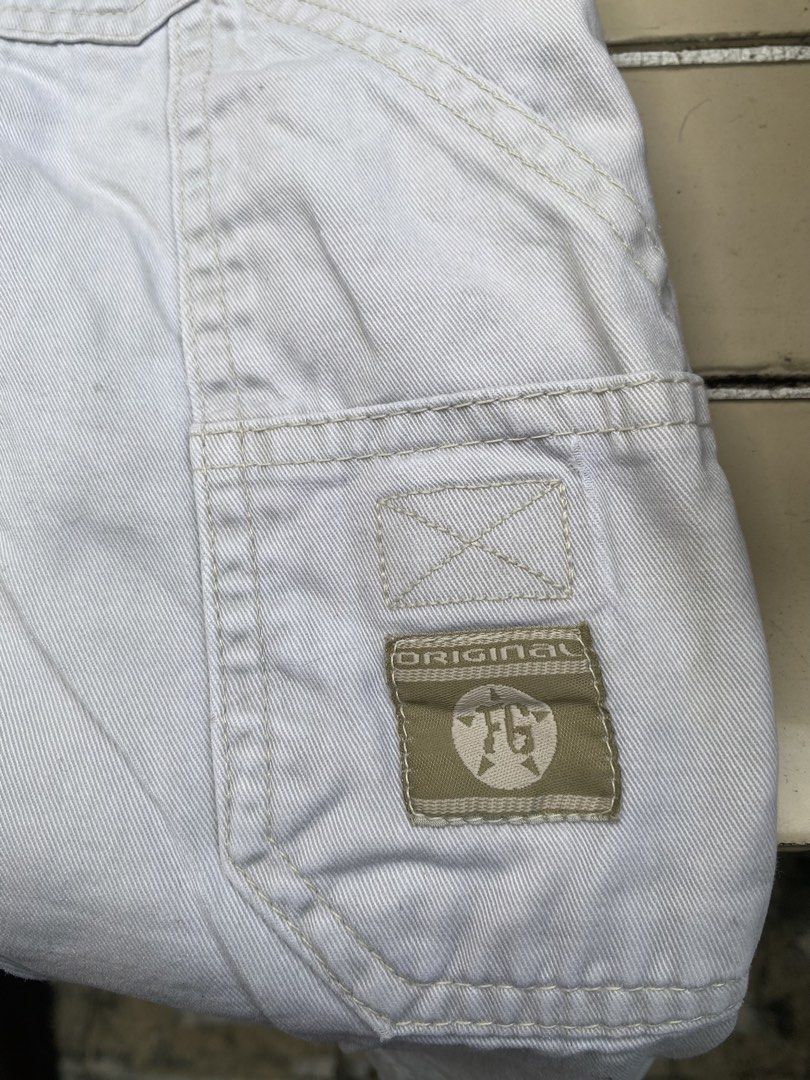 Faded Glory Cargo Shorts Size 34 (Category: Shorts) located in Imus. Submitted by frootiloots4103 (Listing ID 1470770554, Image 3). Description: - Brand: Faded Glory - Size: 34 - Material: 100% Cotton - Color: Light Grey / Off-white - Style: Cargo shorts with multiple utility pockets - Condition: Layered condition 5 (pre-loved, well-kept) - Features: Classic button and zipper fly, sturdy stitching OPEN FOR NEGO (best if aspack) 📍 Imus, Cavite 41