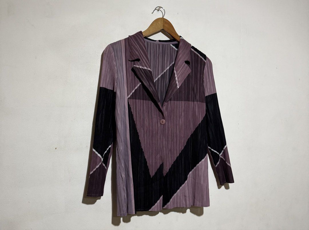 Fait A Man Paris - Geometric Color Blocked Pattern - Classic Notched Lapel Single Closure Button (Category: Coats, Jackets and Outerwear) located in San Fernando. Submitted by son.twice.stuff (Listing ID 1470856733, Image 2). Description: Item: Fait A Man Paris - Geometric Color Blocked Pattern - Classic Notched Lapel Single Closure Button Dimensions Length: 25 Width: 16 Shoulder: 14 Sleeve: 20 Hem: 18 Stretch Material Fit Medium Condition: Excel