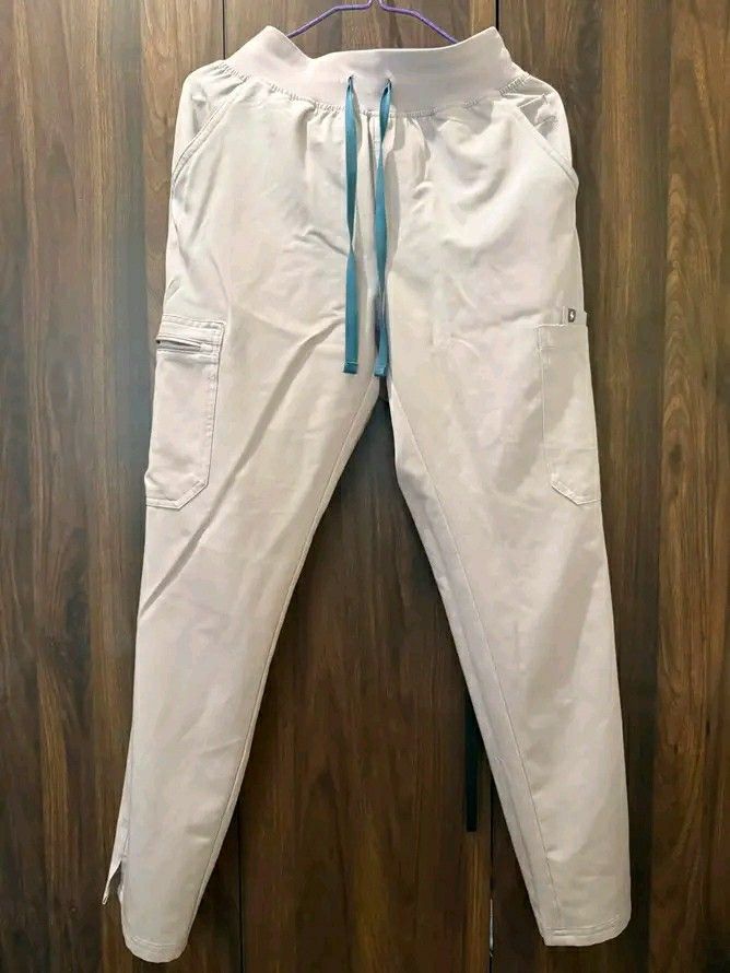 Figs Scrubsuit Womens Petite Small Set (Category: Activewear) located in Manila. Submitted by rondreinico411 (Listing ID 1470860296, Image 1). Description: original figs authentic brand new condition 28Waistline 19width by 26L tops no hidden issue 1000 for both.