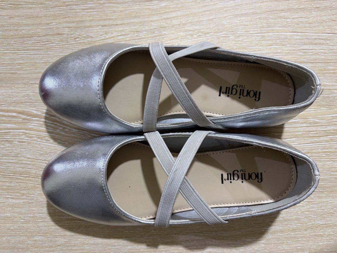Fioni Kids Silver Ballet Flats (Category: Flats & Sandals) located in Paranaque City. Submitted by kaaatelyn (Listing ID 1470850914, Image 2). Description: - size 12 kids.