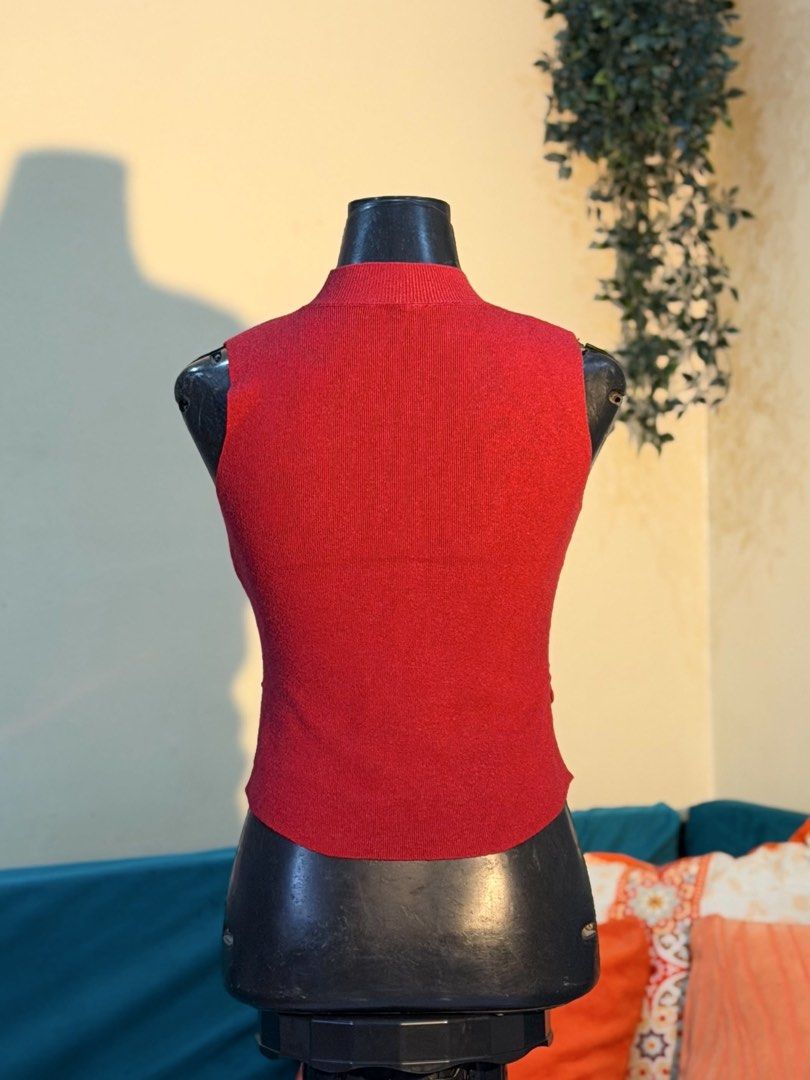 Fitted Red Top (Category: Sleeveless) located in San Pablo. Submitted by akari_kin (Listing ID 1470888696, Image 3). Description: .