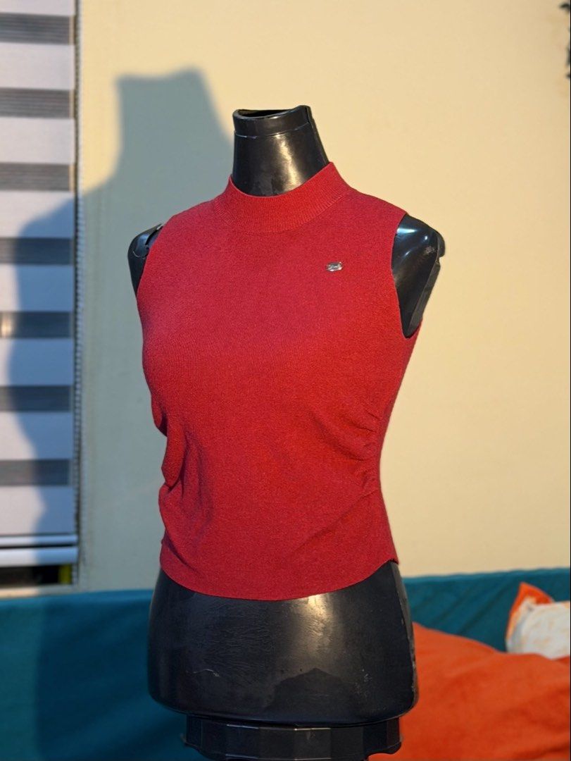 Fitted Red Top (Category: Sleeveless) located in San Pablo. Submitted by akari_kin (Listing ID 1470888696, Image 2). Description: .