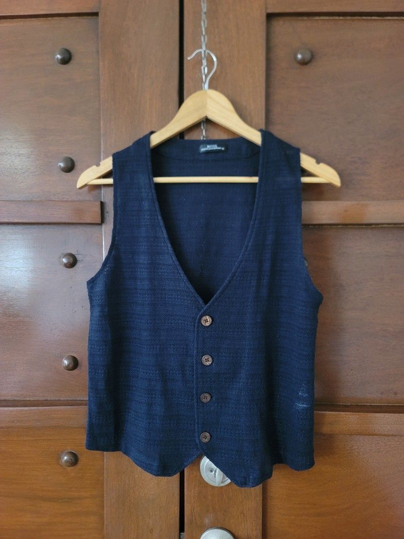 FIXED PRICE! Preloved Imported Button Down Cotton Vest Top Navy Blue (Category: Sleeveless) located in Quezon City. Submitted by justdeclutter_ (Listing ID 1470756746, Image 2). Description: M on tag, from Japan Good condition, signs of use Bawal po sa maarte 🔷PLEASE READ: Items are preloved and in good quality unless stated otherwise. ✨ ❌ NO when worn ❌ NO haggling ❌ NO meet-ups ❌ NO rush shipping & requesting of courier ✅SHIPPING FEE TO BE SHO