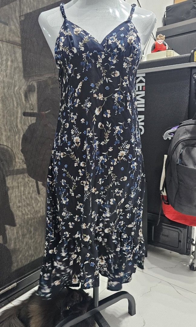 Floral Flowy Dress (Category: Dresses) located in Manila. Submitted by dndgnzlz (Listing ID 1470835940, Image 1). Description: Brand: N/A Size: Small Used once for fitting Adjustable straps Has side zipper Payment first policy MOP: BPI, Gcash, Maya Courier: LBC, J&T, Lalamove, Grab.