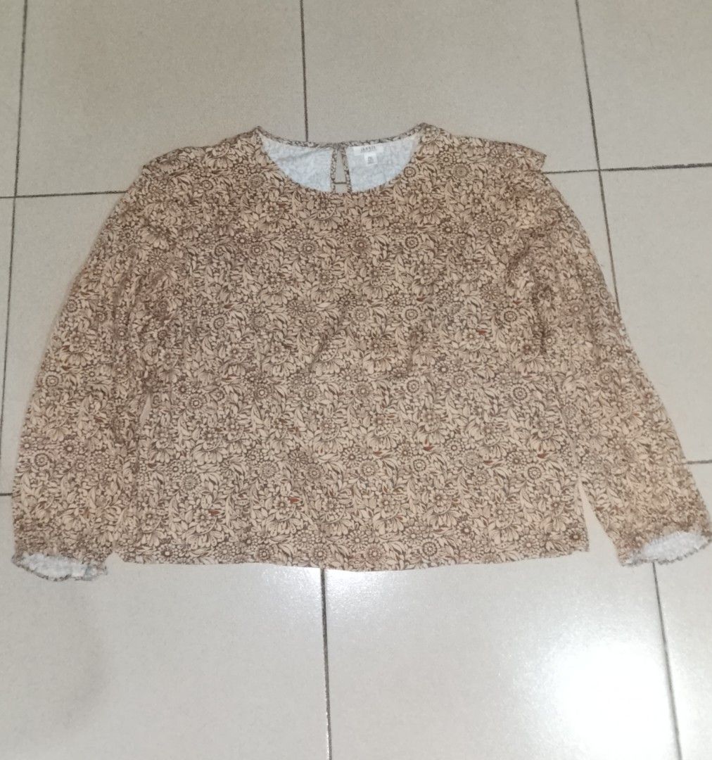 Floral Long Sleeve Brown Blouse (Category: Longsleeves) located in Bacolod City. Submitted by beam_tori (Listing ID 1470854209, Image 1). Description: - fits sizes L to XL best MOP: Gcash MOD: J&T.