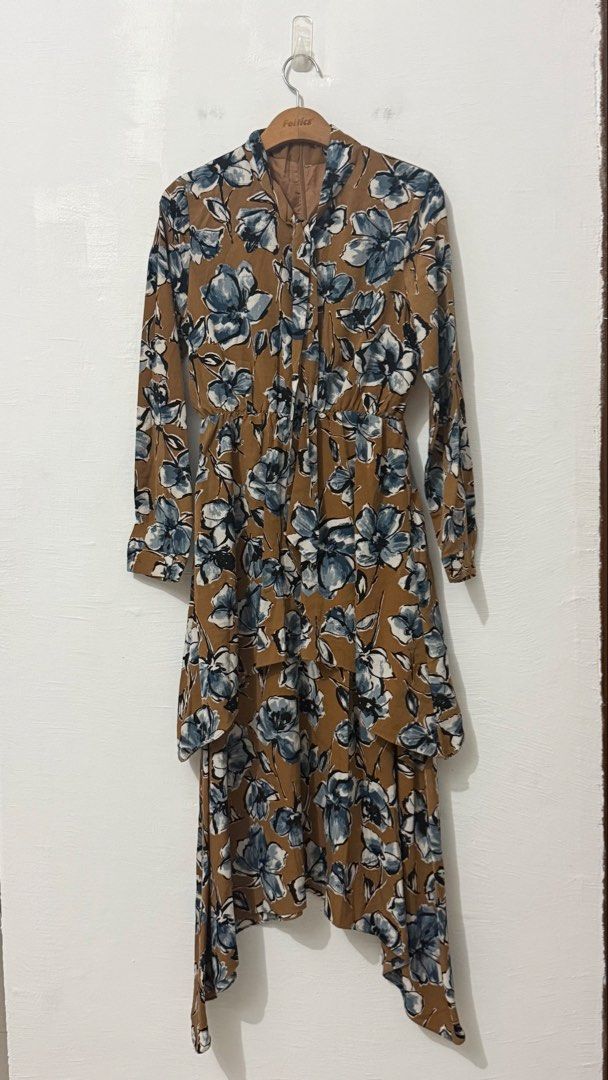 Floral longsleeve layered dress (Category: Dresses) located in Cordova. Submitted by thedecluterrer (Listing ID 1470804837, Image 1). Description: .