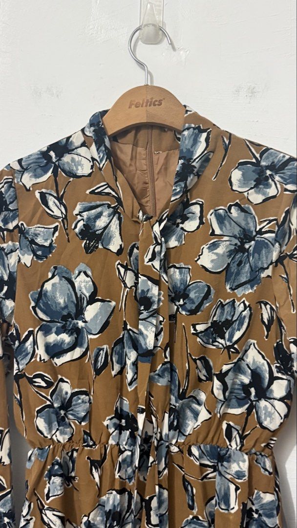 Floral longsleeve layered dress (Category: Dresses) located in Cordova. Submitted by thedecluterrer (Listing ID 1470804837, Image 2). Description: .