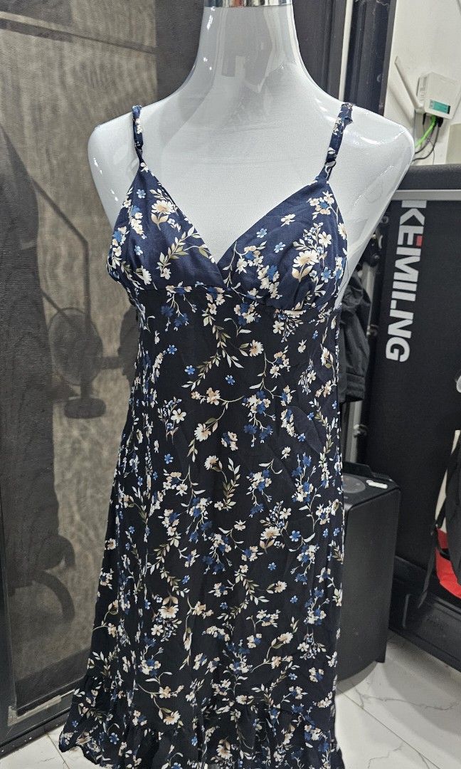 Floral Midi Dress (Category: Dresses) located in Manila. Submitted by dndgnzlz (Listing ID 1470840740, Image 3). Description: Brand: N/A Size: Small Used once for fitting Ruffled bottom Adjustable straps, with side zipper Payment first policy MOP: BPI, Gcash, Maya Courier: LBC, J&T, Lalamove, Grab.