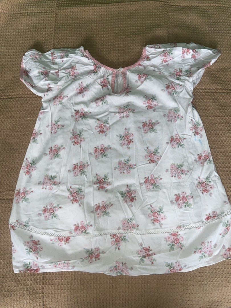 Floral Print Babydoll Top (Category: Blouses) located in Quezon City. Submitted by rbiityr (Listing ID 1470833889, Image 2). Description: rfs: didn’t want to give this up kasi it’s really cute but i have big arms so it doesn’t look that good sakin 🥲 recommended for someone na barbie / slim arms since medyo hapit siya sa braso !.