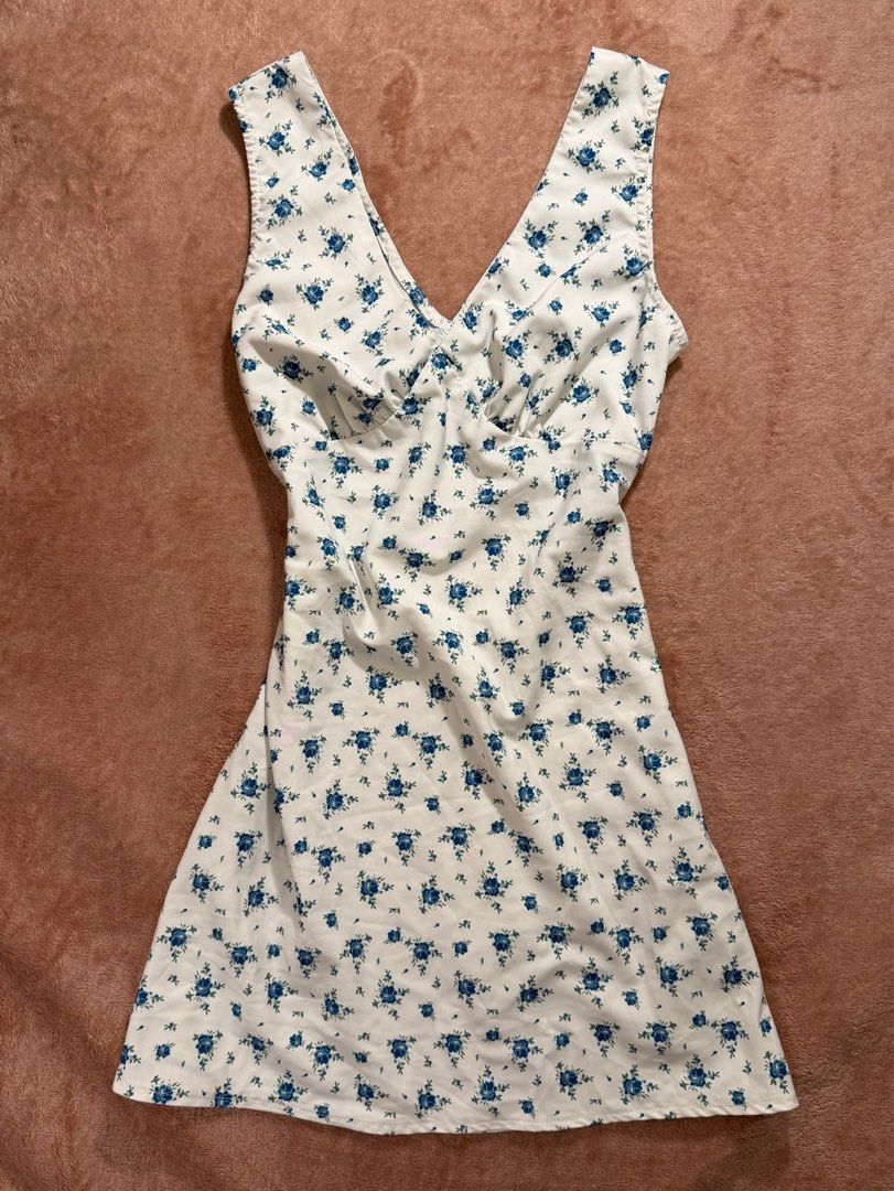 FLORAL V-NECK DRESS (Category: Dresses) located in Cavite. Submitted by prelovedbyreluv (Listing ID 1470920851, Image 1). Description: .