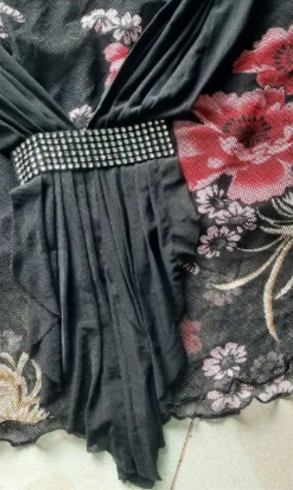 Floral y2k v-neck blouse (Category: Blouses) located in Baguio. Submitted by jinriarchives (Listing ID 1470832306, Image 3). Description: ⤷ size: m-l ⤷ rhinestones embellishments complete.