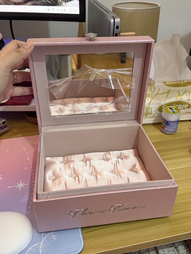 Flower Knows Vanity Storage (Category: Storage Boxes & Baskets) located in Manila. Submitted by vi__elle (Listing ID 1470748067, Image 2). Description: Flower Knows Vanity Storage - never used Rfs: too small para sa mga makeup ko. Masyado marami 🥲.