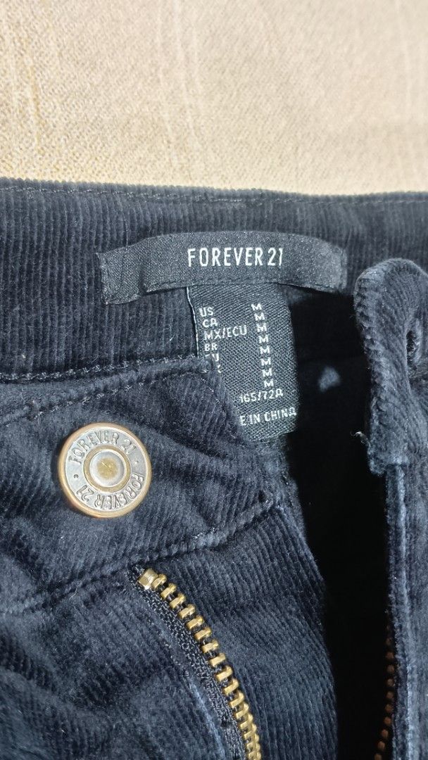 Forever 21 Black Corduroy Pants Size M (Category: Jeans) located in Cavite. Submitted by navias (Listing ID 1470826531, Image 3). Description: - Brand: Forever 21 - Item: Black corduroy trousers - Size: Medium (Regular fit) - Closure: Standard button and zipper - Pockets: Functional front and back pockets - Material: Soft and textured fabric - Condition: Excellent, clean, no tears or loose threads 📍 Transaction Details: • Shipping: Can ship imme