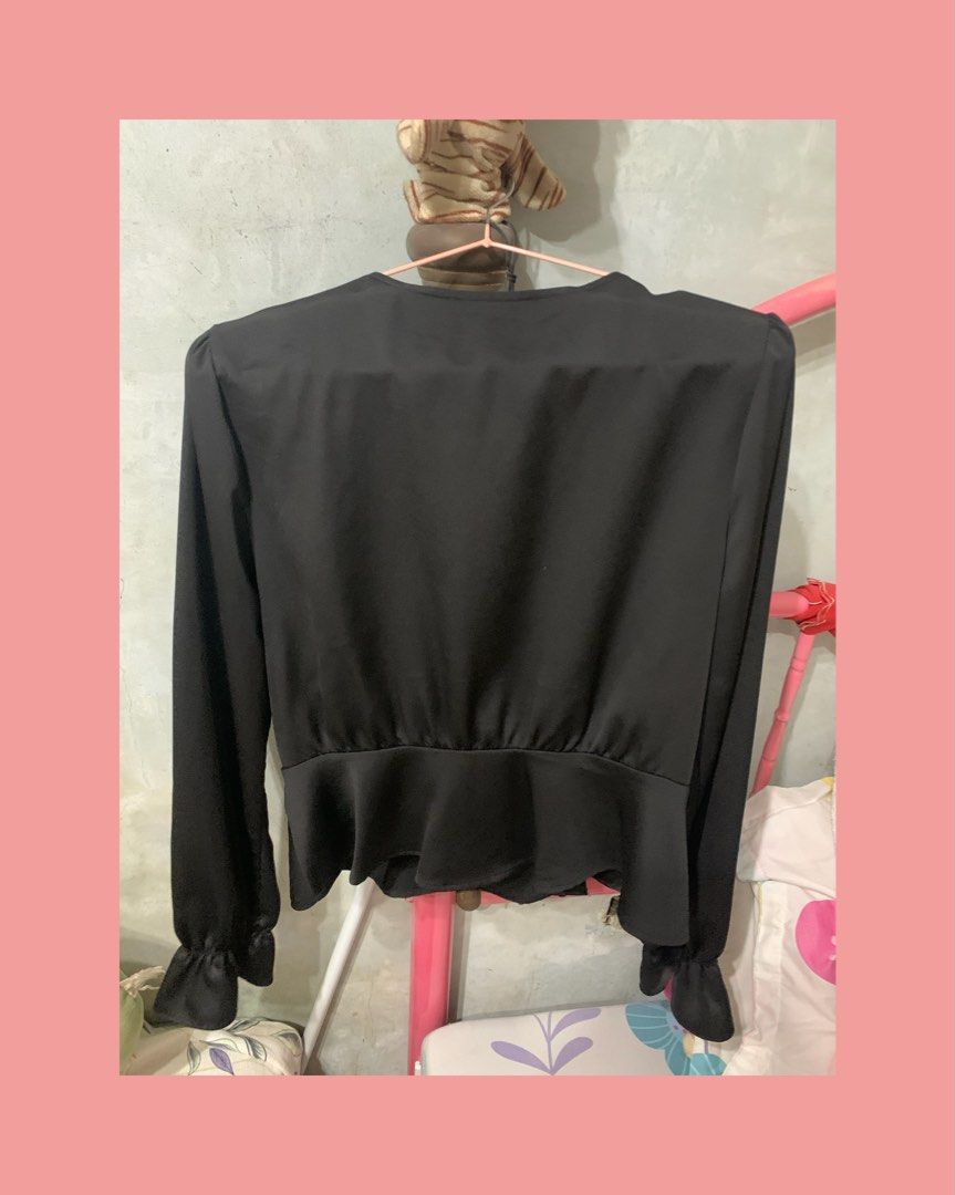 Forever 21 Black Long Sleeve Wrap Blouse Size L (Category: Longsleeves) located in Mandaluyong City. Submitted by mamalove70 (Listing ID 1470784300, Image 3). Description: Forever 21 black long sleeve blouse. Wrap front style with side buttons and gathered peplum hem. Ruffled cuffs on the long sleeves. Deep v-neckline. Size L tag on the collar. Made in Vietnam. Clean fabric with smooth finish. Great piece to pair with high-waisted jeans or skirts
