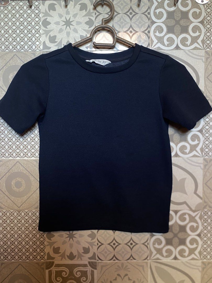 Forme Closet Staples Navy Blue Short Sleeve Tee (Category: Shirts) located in Tagbilaran City. Submitted by rianena (Listing ID 1470773502, Image 1). Description: flaw: himulmol (see 2nd pic) rfs: masikip sa arm and armpit area.