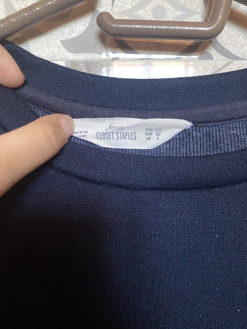 Forme Closet Staples Navy Blue Short Sleeve Tee (Category: Shirts) located in Tagbilaran City. Submitted by rianena (Listing ID 1470773502, Image 2). Description: flaw: himulmol (see 2nd pic) rfs: masikip sa arm and armpit area.