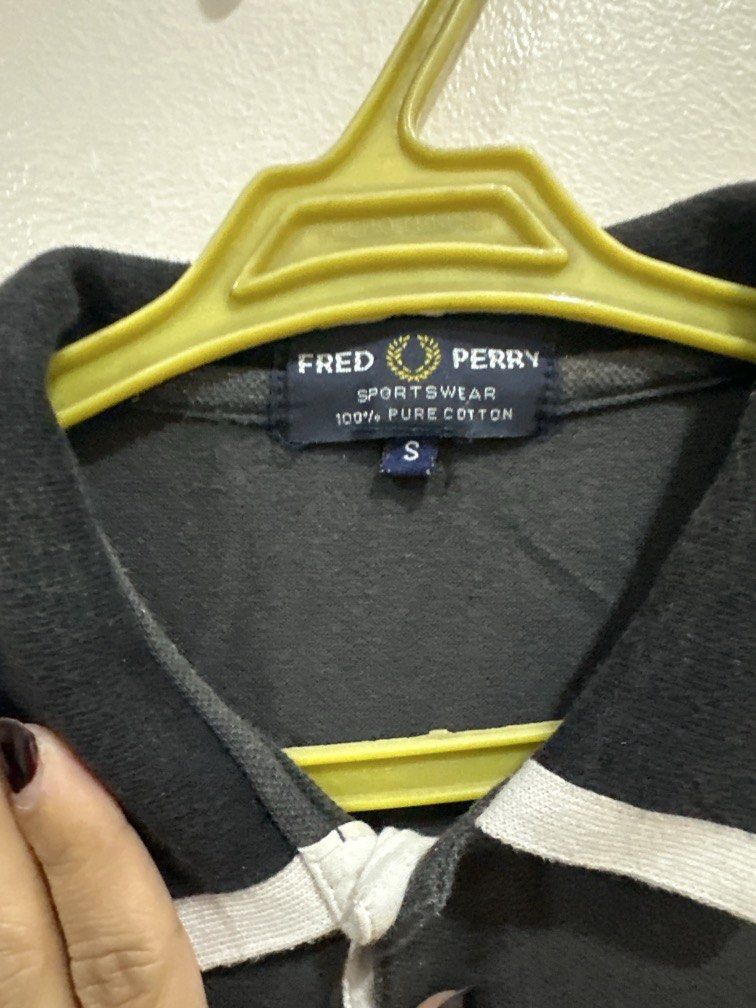Fred Perry small black with white collar polo shirt (Category: Tshirts & Polo Shirts ) located in Lipa City. Submitted by jnlxv87 (Listing ID 1470849151, Image 2). Description: Small on tag Length 63cm Shoulders 40cm Width 43cm.