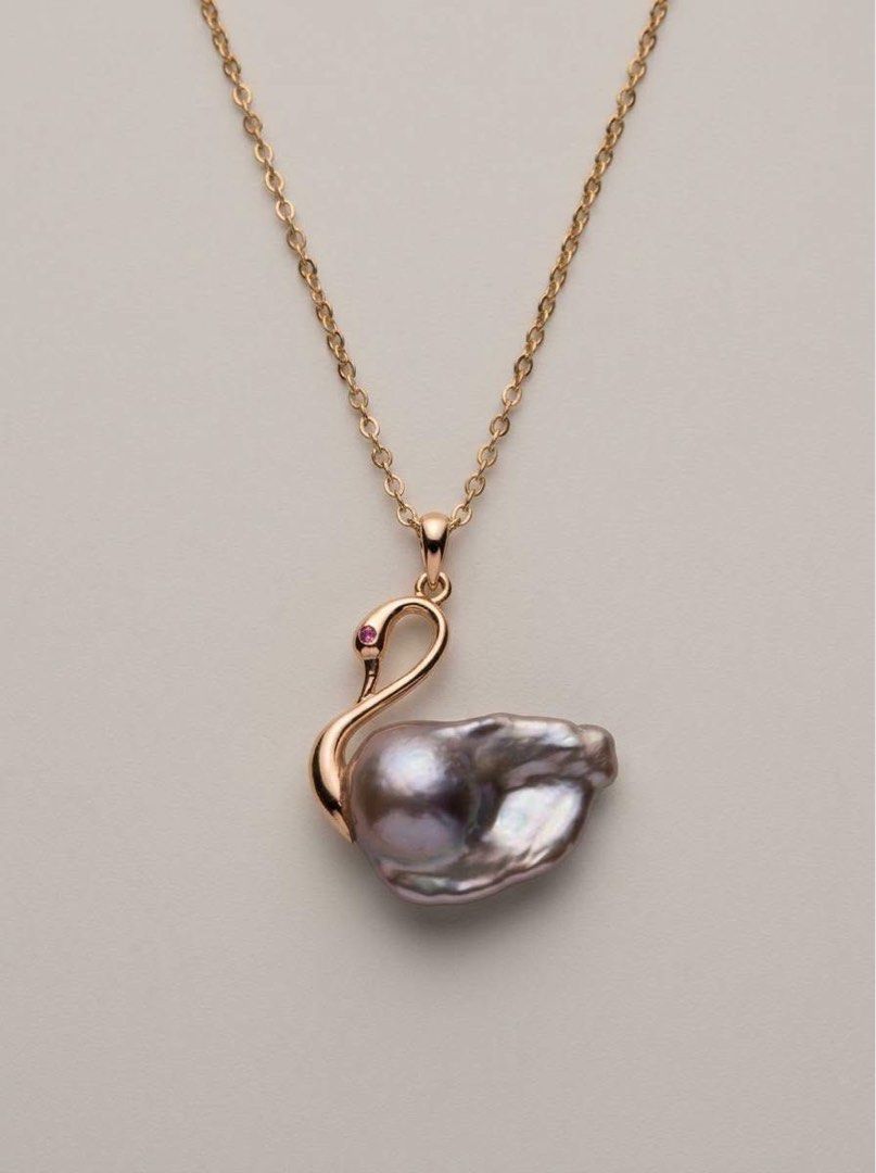 Freshwater Swan Baroque Pearl (Category: Necklaces) located in Kalibo. Submitted by sunnysidegold (Listing ID 1470783172, Image 1). Description: Real Baroque pearl Swan pendant ruby as eye accent Dark metallic gray in color warm gold tone,plated with free chain 🏷️749 only.