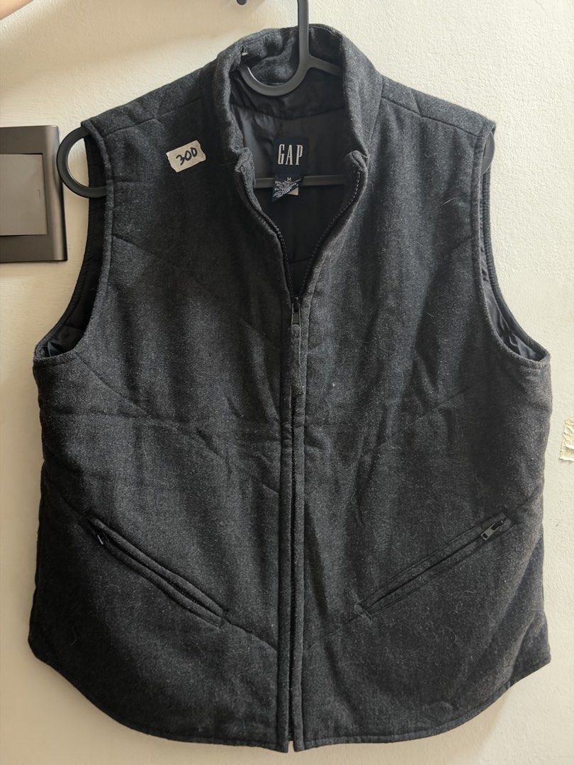 GAP Dark Grey Sleeveless Padded Vest (Category: Vests) located in Bacoor. Submitted by aeieaa (Listing ID 1470781124, Image 1). Description: - Full-zip front closure with a high collar - Two angled zippered side pockets for secure storage - Comfortable inner lining and padded construction, ideal for layering over hoodies or long sleeves.