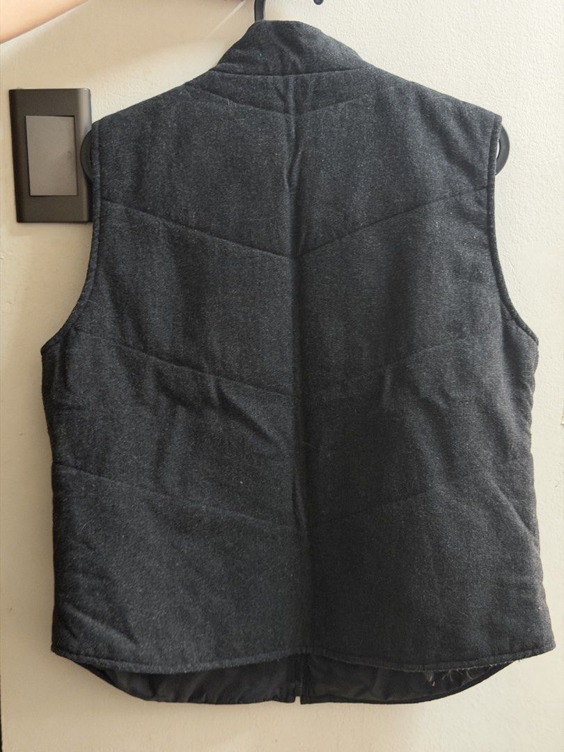 GAP Dark Grey Sleeveless Padded Vest (Category: Vests) located in Bacoor. Submitted by aeieaa (Listing ID 1470781124, Image 2). Description: - Full-zip front closure with a high collar - Two angled zippered side pockets for secure storage - Comfortable inner lining and padded construction, ideal for layering over hoodies or long sleeves.