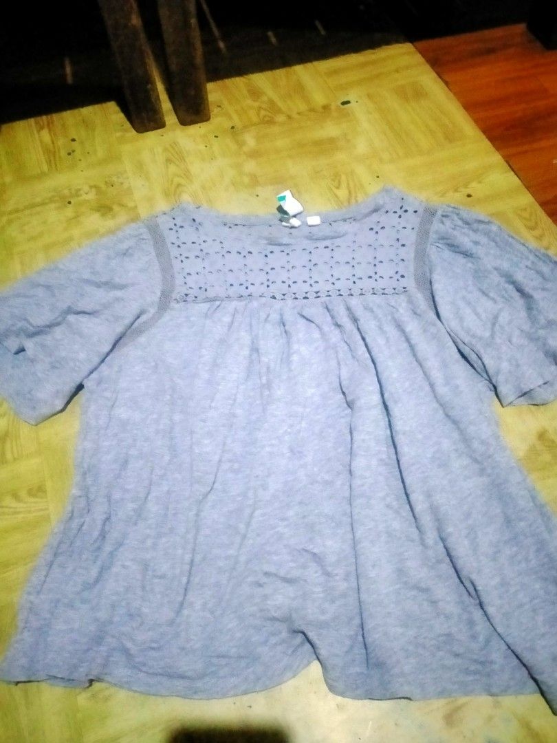 Gap grey top (Category: Blouses) located in Maco. Submitted by nothingabove300shop (Listing ID 1470850215, Image 3). Description: size-M no flows no holes.