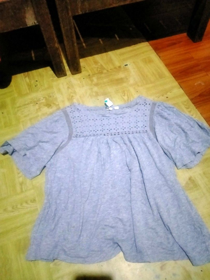 Gap grey top (Category: Blouses) located in Maco. Submitted by nothingabove300shop (Listing ID 1470850215, Image 2). Description: size-M no flows no holes.