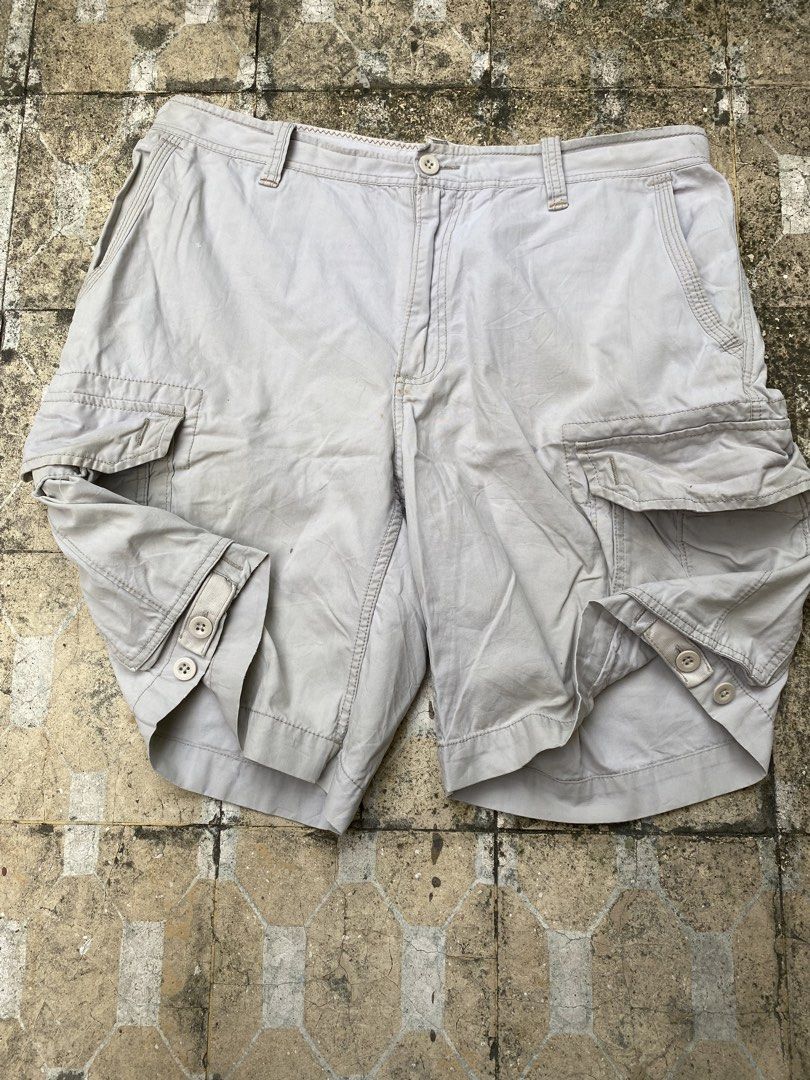 Gap Industrial Standard Cargo Shorts Grey (Category: Shorts) located in Imus. Submitted by frootiloots4103 (Listing ID 1470767756, Image 2). Description: - Brand/Model: Gap Industrial Standard Cargo Shorts - Color: Grey - Material: Sturdy 100% cotton for everyday wear - Fit: Classic fit - Pockets: Multiple functional side pockets and back button pockets - Special Features: Adjustable cuffs with button details - Production Date: SU 05 (indicated o