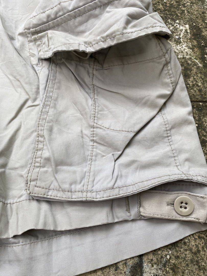 Gap Industrial Standard Cargo Shorts Grey (Category: Shorts) located in Imus. Submitted by frootiloots4103 (Listing ID 1470767756, Image 3). Description: - Brand/Model: Gap Industrial Standard Cargo Shorts - Color: Grey - Material: Sturdy 100% cotton for everyday wear - Fit: Classic fit - Pockets: Multiple functional side pockets and back button pockets - Special Features: Adjustable cuffs with button details - Production Date: SU 05 (indicated o