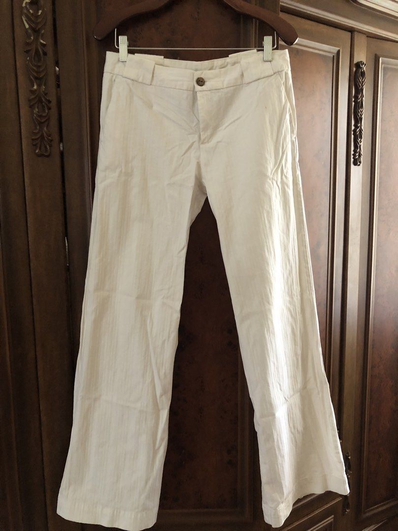 Gap stretch white flares (Category: Jeans) located in Davao. Submitted by stylecircuit (Listing ID 1470765436, Image 1). Description: Fits 26 to 28 inch waist, low rise with rib like texture; made in Sri Lanka.