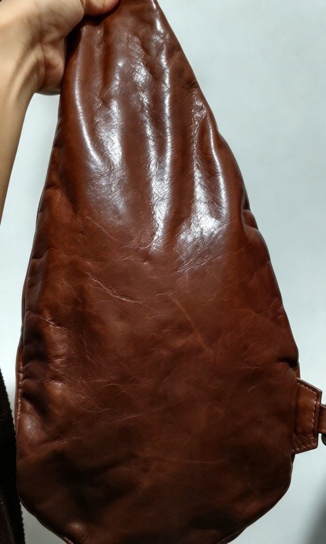 VINTAGE LEATHER BODYBAG (Category: Cross-body Bags) located in Tarlac. Submitted by faithfulfinds (Listing ID 1470843092, Image 2). Description: Vintage Brown Leather Teardrop Sling Bag Condition: Like-new condition Material: Premium washed leather with a beautiful distressed finish Style: Teardrop chest sling / Crossbody bag Sturdy antiqued hardware and smooth zippers. MATIBAY ITO👌 YKK ZIP.