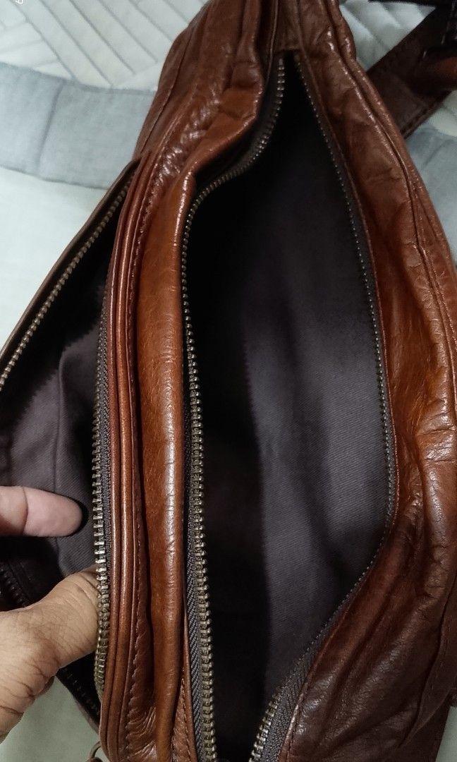 VINTAGE LEATHER BODYBAG (Category: Cross-body Bags) located in Tarlac. Submitted by faithfulfinds (Listing ID 1470843092, Image 3). Description: Vintage Brown Leather Teardrop Sling Bag Condition: Like-new condition Material: Premium washed leather with a beautiful distressed finish Style: Teardrop chest sling / Crossbody bag Sturdy antiqued hardware and smooth zippers. MATIBAY ITO👌 YKK ZIP.