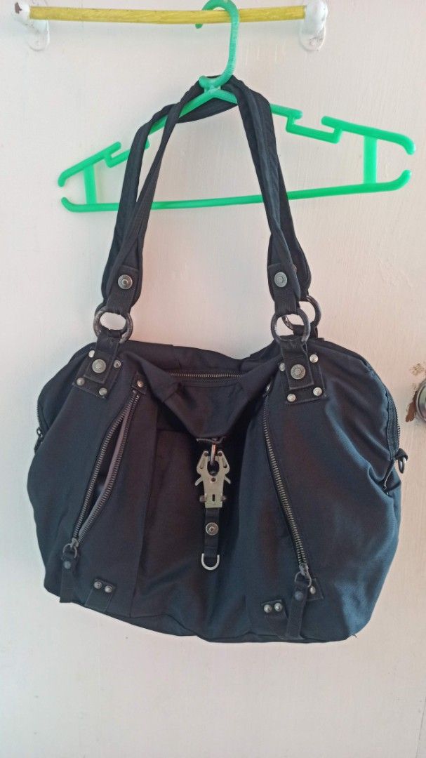 George Gina & Lucy Black Shoulder Bag (Category: Shoulder Bags) located in Santa Teresita. Submitted by icecandy2.0 (Listing ID 1470819646, Image 1). Description: - Brand: George Gina & Lucy - Material: Durable black canvas with gray fabric lining - Storage: Multiple exterior zipped compartments and interior zipper pocket - Closure: Distinctive metal snap-hook and branded hardware details - Condition: Good, with minor wear on the metal rings conn
