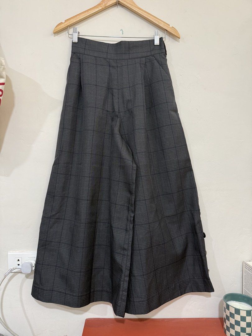 Gingham korean wideleg Trousers (Category: Jeans) located in Manila. Submitted by morningthrifters (Listing ID 1470864751, Image 2). Description: 📝Grey plaid cropped wide-leg trousers, also widely known as culottes. They feature a high-rise structured waistband, front pleats for added volume, and a traditional Glen plaid check pattern. 📍Pateros Metro Manila 🚚 Jnt / Lalamove / Pickup 📐 Size 27-34 💗 Second time buyers has a free item, follow m