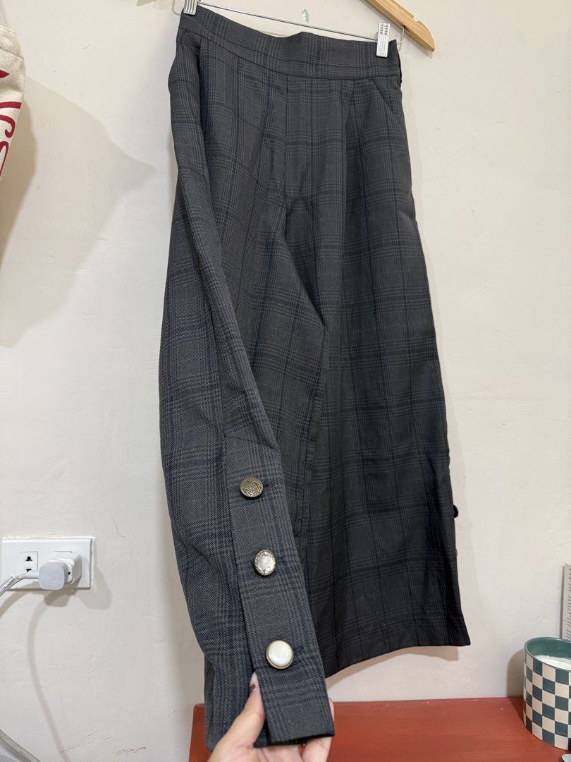 Gingham korean wideleg Trousers (Category: Jeans) located in Manila. Submitted by morningthrifters (Listing ID 1470864751, Image 3). Description: 📝Grey plaid cropped wide-leg trousers, also widely known as culottes. They feature a high-rise structured waistband, front pleats for added volume, and a traditional Glen plaid check pattern. 📍Pateros Metro Manila 🚚 Jnt / Lalamove / Pickup 📐 Size 27-34 💗 Second time buyers has a free item, follow m