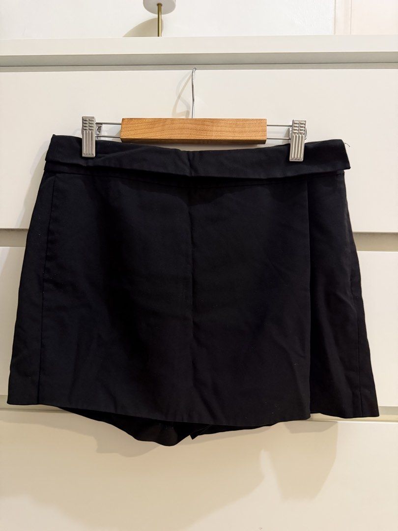 Giordano Black Wrap Skorts Size M (Category: Skirts) located in Makati City. Submitted by lvshop_mnl (Listing ID 1470879801, Image 1). Description: .