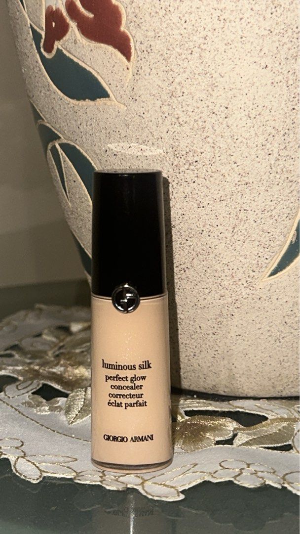Giorgio Armani Luminous Silk Concealer 4.5 (Category: Makeup) located in Malabon City. Submitted by alysaleee (Listing ID 1470910975, Image 1). Description: .