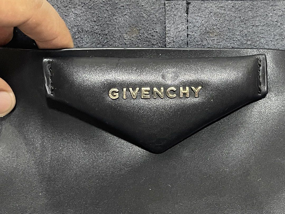 givenchy (Category: Tote Bags) located in Calamba. Submitted by thriftingoverload (Listing ID 1470828809, Image 3). Description: plus shipping fee issue nya sa may hawakan ung edgepaint wala narin kasama pouch.