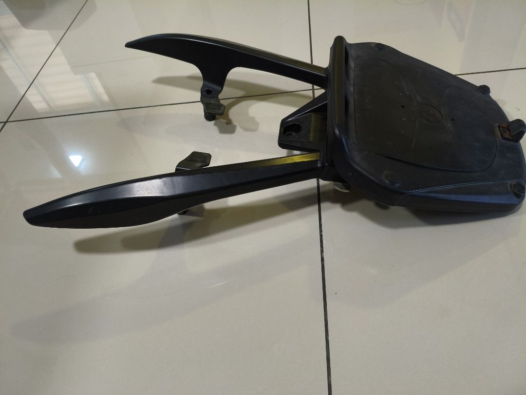 Givi Flow Motorcycle Top Box with Rack (Honda Vario 160), Motorbikes on ...